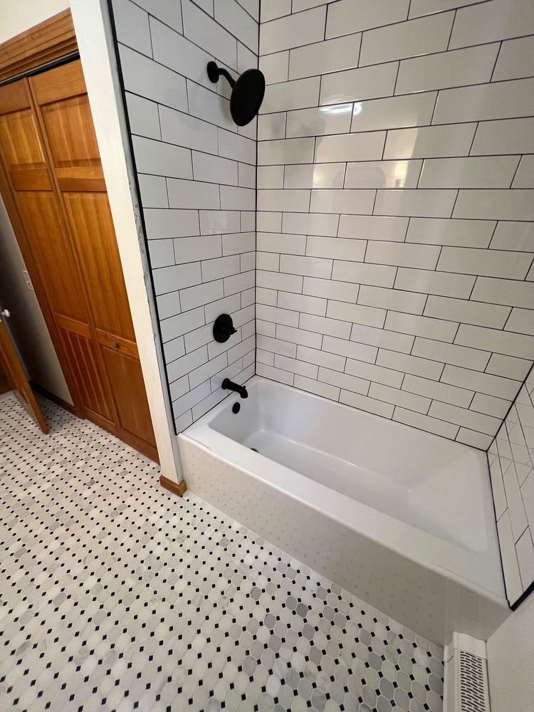 White Subway Bath with Hex Floor