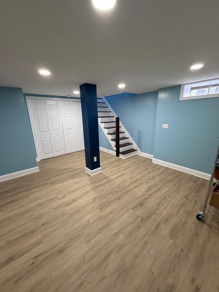 Blue Basement, Spa Bath and Deck